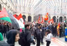 Sciopero generale, tensioni tra studenti e polizia a Torino. Versati bidoni di letame davanti al Comune