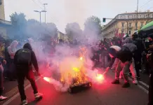 Studenti in piazza, a Milano in migliaia al corteo “Nessuno è straniero”. Momenti di tensione a Torino