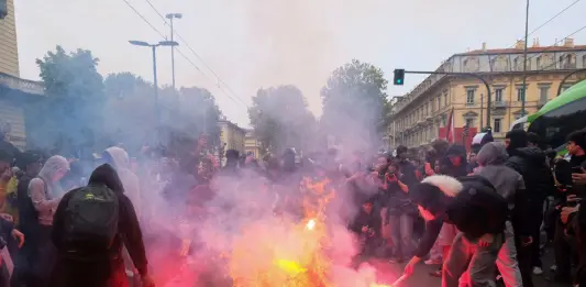 Studenti in piazza, a Milano in migliaia al corteo “Nessuno è straniero”. Momenti di tensione a Roma e Torino