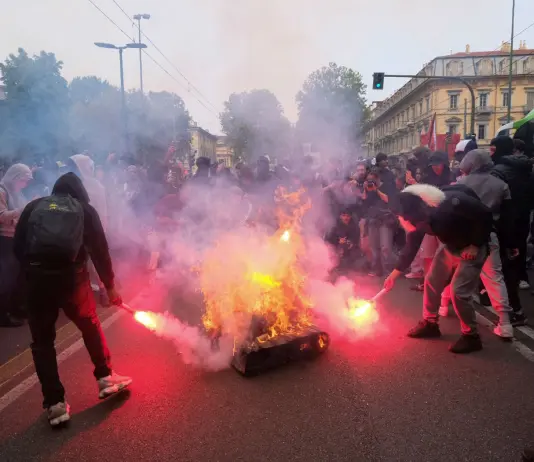 Studenti in piazza, a Milano in migliaia al corteo “Nessuno è straniero”. Momenti di tensione a Torino