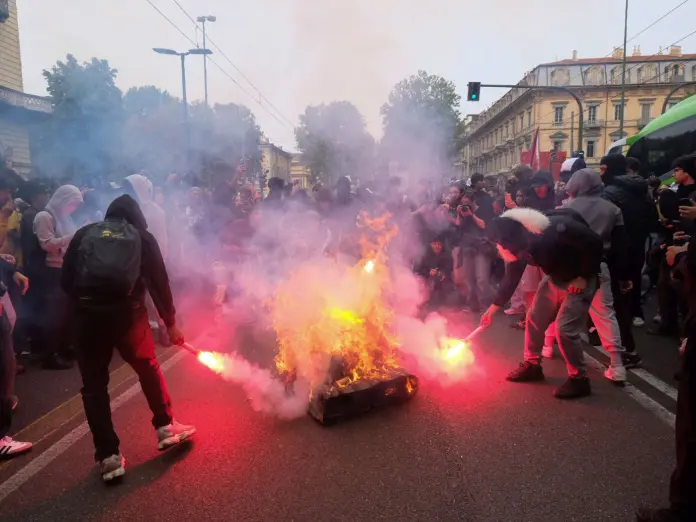 Torino, No Meloni Day: manifestazioni degli studenti per chiedere soldi alla scuola e non alla guerra