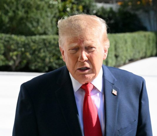 Trump “E’ il momento di decidere se fare un accordo con l’Iran o distruggerli”