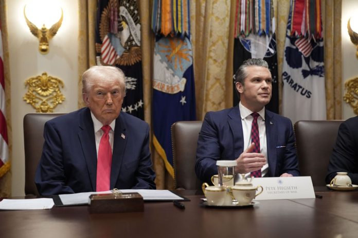 Washington, il presidente Donald Trump pronuncia un discorso di apertura durante una riunione del suo Gabinetto