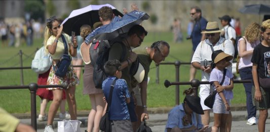 Report Demoskopika, il caldo eccessivo costa fino a 3,7 milioni di pernottamenti in meno