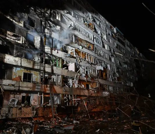 Nuovo attacco russo in Ucraina, tre morti e sei feriti a Kropyvnytskyi. Zelensky “Riprenderemo a colpire le raffinerie di Mosca”