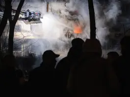 Nuova notte di raid russi in Ucraina, 4 morti e 11 feriti. Zelensky “Anche l’Italia vittima della guerra ibrida di Putin”