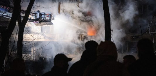 Raid russi in Ucraina, 4 morti e 11 feriti. Zelensky “Anche l’Italia vittima della guerra ibrida di Putin”