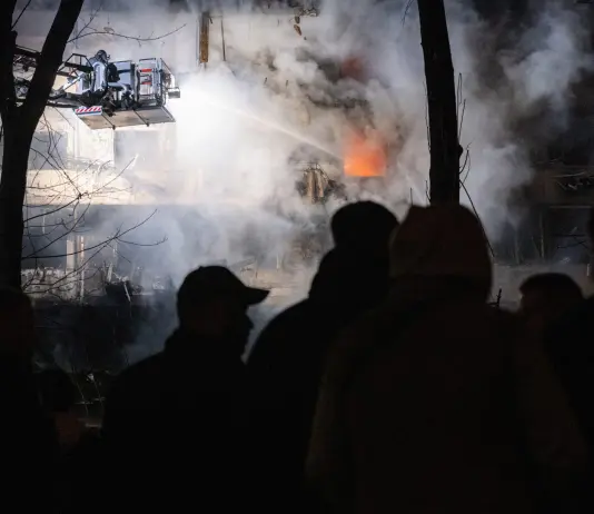 Nuova notte di raid russi in Ucraina, 4 morti e 11 feriti. Zelensky “Anche l’Italia vittima della guerra ibrida di Putin”