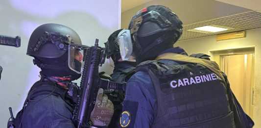 Officina abusiva trasformata in base per lo spaccio a Velletri, 17 misure cautelari