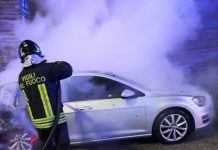 Incendiata un’auto a Nuoro, sospetta intimidazione contro un barista del posto