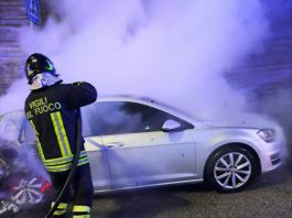 Incendiata un’auto a Nuoro, sospetta intimidazione contro un barista del posto