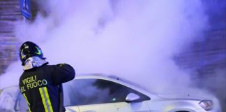 Incendiata un’auto a Nuoro, sospetta intimidazione contro un barista del posto