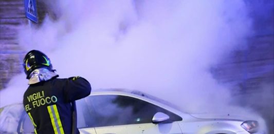 Incendiata un’auto a Nuoro, sospetta intimidazione contro un barista del posto