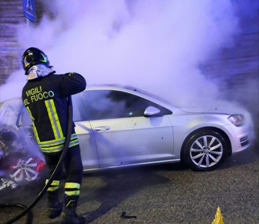 Incendiata un’auto a Nuoro, sospetta intimidazione contro un barista del posto
