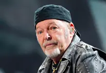 Vasco Rossi cade dalla bici e si rompe i legamenti della spalla: “Un dolore da svenire”