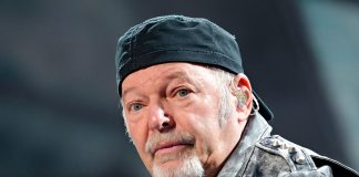 Vasco Rossi cade dalla bici e si rompe i legamenti della spalla: “Un dolore da svenire”