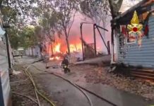 Vasto incendio in un camping a Peschiera del Garda, ci sono dei feriti