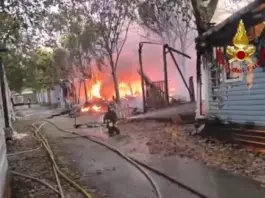 Vasto incendio in un camping a Peschiera del Garda, ci sono dei feriti / Video