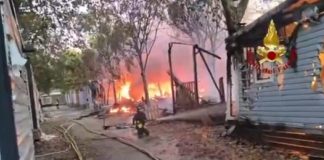 Vasto incendio in un camping a Peschiera del Garda, ci sono dei feriti / Video