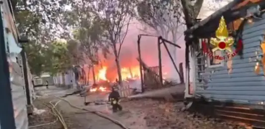 Vasto incendio in un camping a Peschiera del Garda, ci sono dei feriti