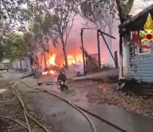 Vasto incendio in un camping a Peschiera del Garda, ci sono dei feriti / Video