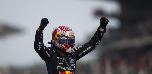 Verstappen trionfa a Sepang davanti ad Antonelli, Hamilton riporta la Ferrari sul podio