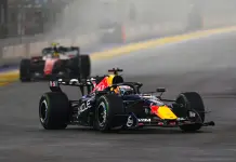 F1, Verstappen vince la sprint a Singapore davanti a Hamilton e Leclerc. Russell fuori, Antonelli allunga in classifica