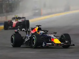 F1, Verstappen vince la sprint a Singapore davanti a Hamilton e Leclerc. Russell fuori, Antonelli allunga in classifica