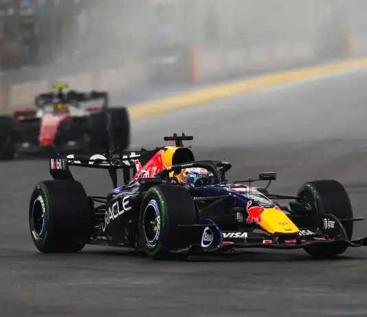 F1, Verstappen vince la sprint a Singapore davanti a Hamilton e Leclerc. Russell fuori, Antonelli allunga in classifica