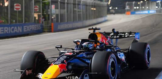 F1, sabato perfetto per Verstappen a Singapore: vince la sprint e conquista la pole, bene le Ferrari