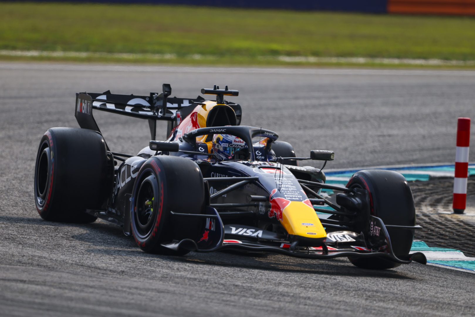 F1, Verstappen in pole in Malesia davanti a Hamilton