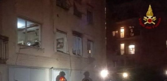 Esplosione in un condominio a Bergamo: crolla un solaio, ci sono feriti