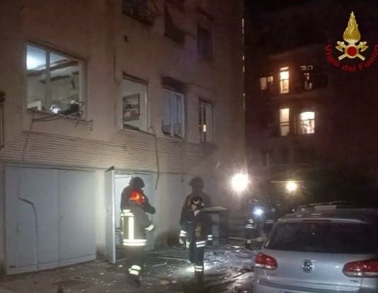 Esplosione in un condominio a Bergamo: crolla un solaio, ci sono feriti
