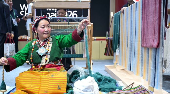 Cina: assistenza in gemellaggio rivitalizza antica arte tessile tibetana (1)