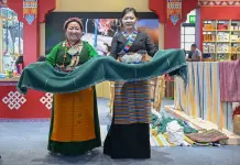 Cina: assistenza in gemellaggio rivitalizza antica arte tessile tibetana (3)
