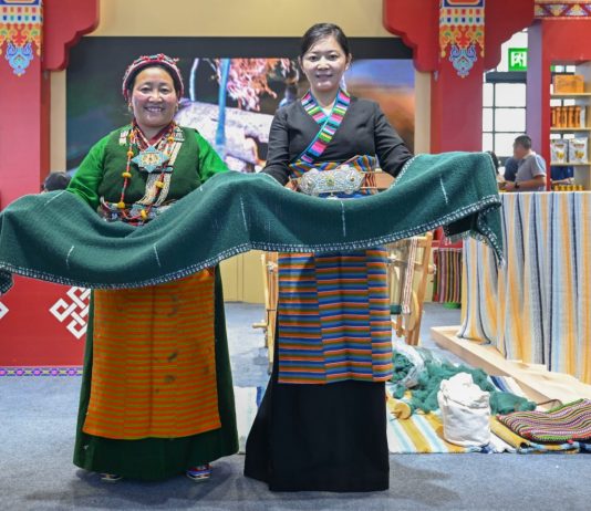 Cina: assistenza in gemellaggio rivitalizza antica arte tessile tibetana (3)