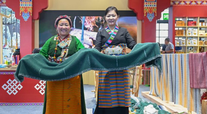 Cina: assistenza in gemellaggio rivitalizza antica arte tessile tibetana (3)