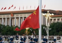 Cina: Pechino, cerimonia dell’alzabandiera celebra 77esimo anniversario RPC (1)