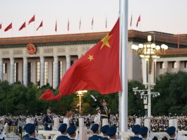 Cina: Pechino, cerimonia dell’alzabandiera celebra 77esimo anniversario RPC (1)