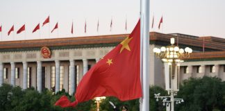 Cina: Pechino, cerimonia dell’alzabandiera celebra 77esimo anniversario RPC (1)