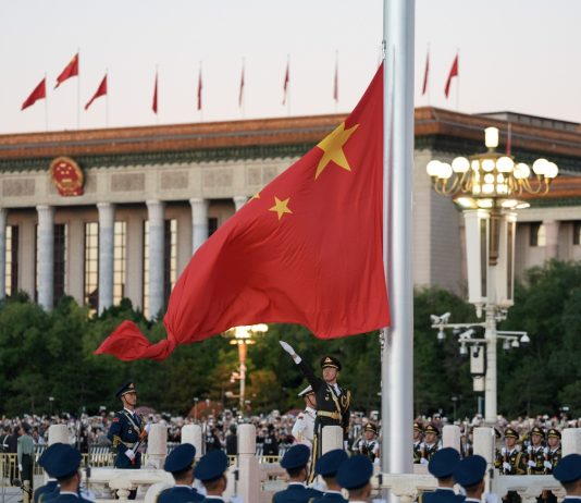 Cina: Pechino, cerimonia dell’alzabandiera celebra 77esimo anniversario RPC (1)