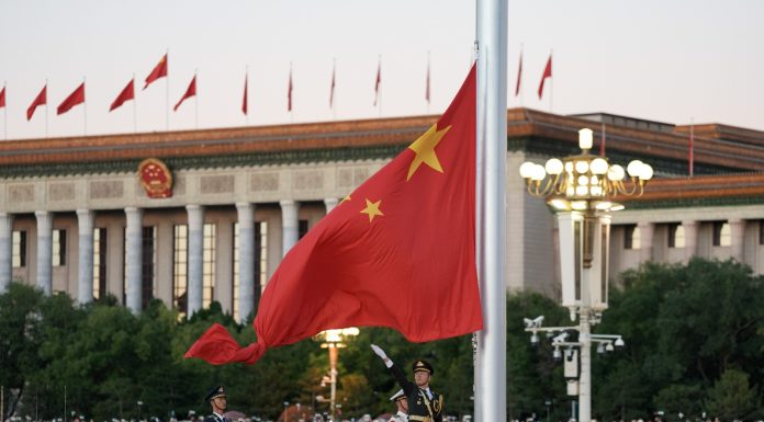 Cina: Pechino, cerimonia dell’alzabandiera celebra 77esimo anniversario RPC (1)