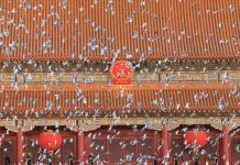 Cina: Pechino, cerimonia dell’alzabandiera celebra 77esimo anniversario RPC (2)