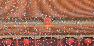 Cina: Pechino, cerimonia dell’alzabandiera celebra 77esimo anniversario RPC (2)