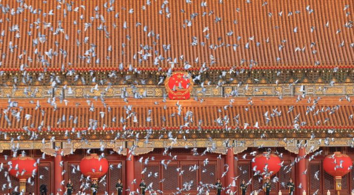 Cina: Pechino, cerimonia dell’alzabandiera celebra 77esimo anniversario RPC (2)