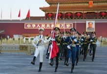 Cina: Pechino, cerimonia dell’alzabandiera celebra 77esimo anniversario RPC (3)