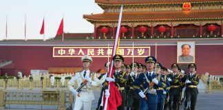 Cina: Pechino, cerimonia dell’alzabandiera celebra 77esimo anniversario RPC (3)
