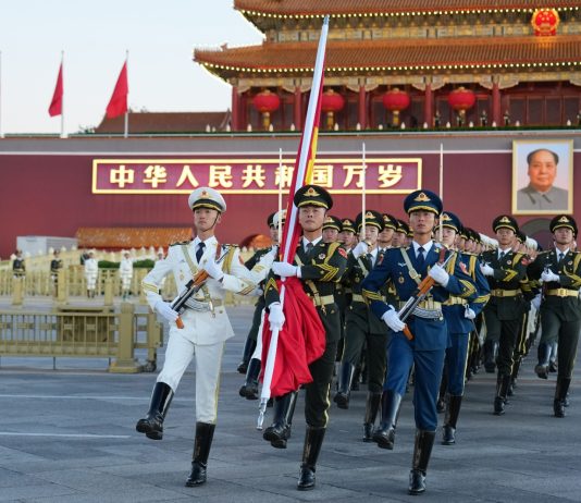 Cina: Pechino, cerimonia dell’alzabandiera celebra 77esimo anniversario RPC (3)