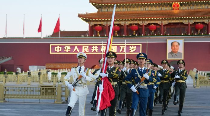 Cina: Pechino, cerimonia dell’alzabandiera celebra 77esimo anniversario RPC (3)