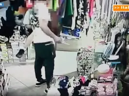 Rapina un negozio armato di coltello, arrestato un 37enne / Video